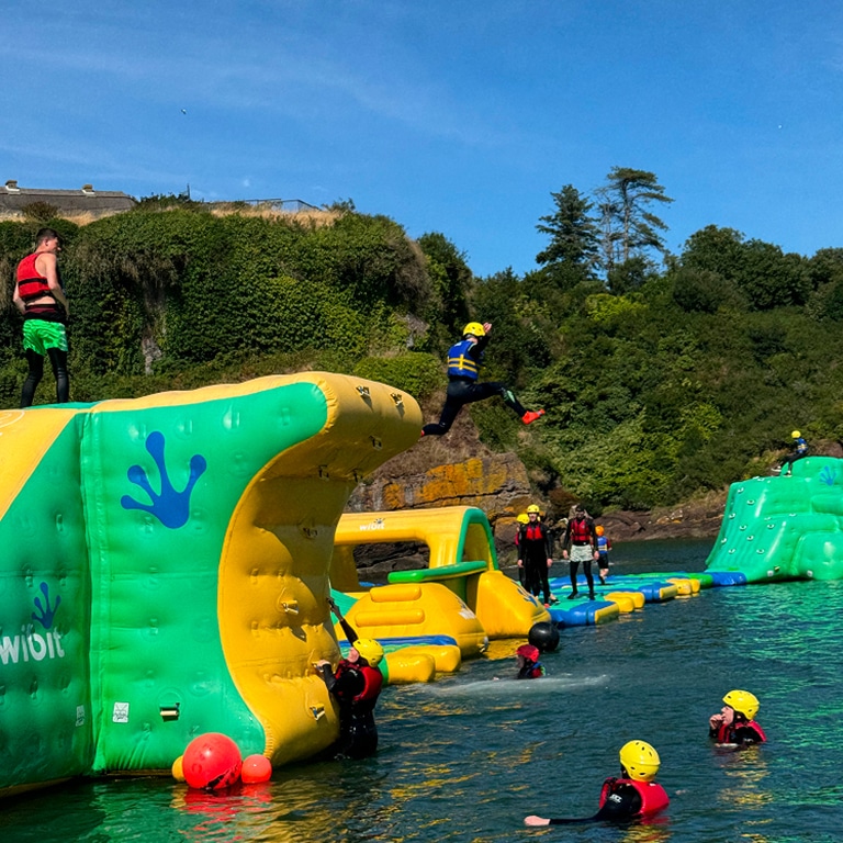 kids jumping from wibit aquapark